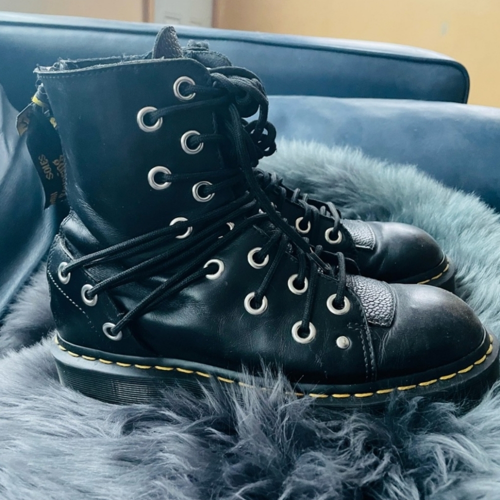 Reserved  ✨️BOOBAY21 ✨️  🦄 Dr. Martens Daria Stone Boots UK6 W8 - Picture 3 of 7